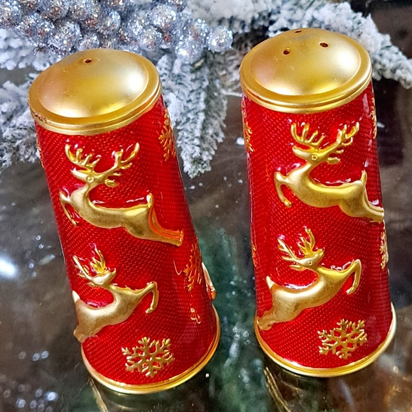 Bombay Company Salt and Pepper Shaker Set Reindeer Snowflake Holiday. NWOT - Picture 2 of 9